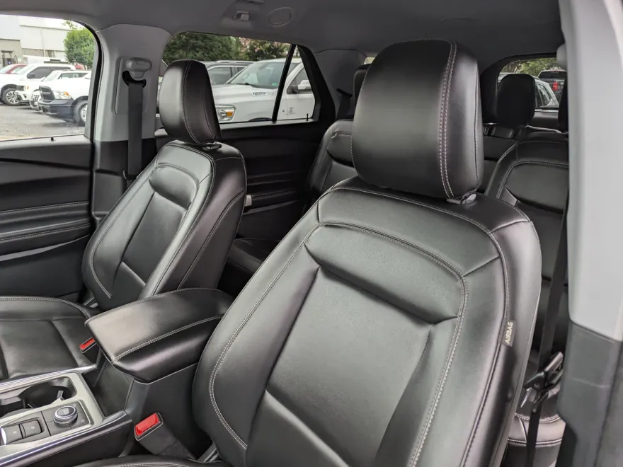 2022 Ford Explorer XLT photo 1