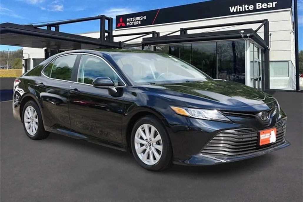 2019 Toyota Camry LE photo 1