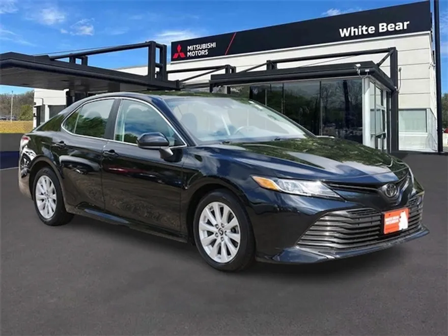 2019 Toyota Camry LE photo 1