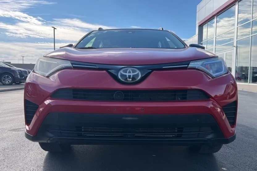 2017 Toyota RAV4 LE photo 1