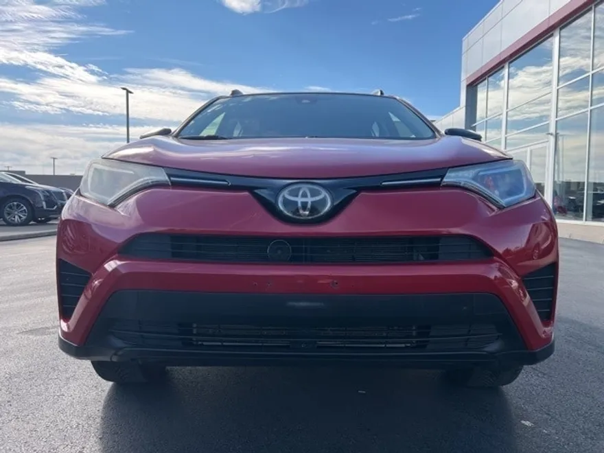 2017 Toyota RAV4 LE photo 1