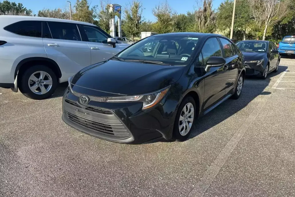 2024 Toyota Corolla LE photo 1