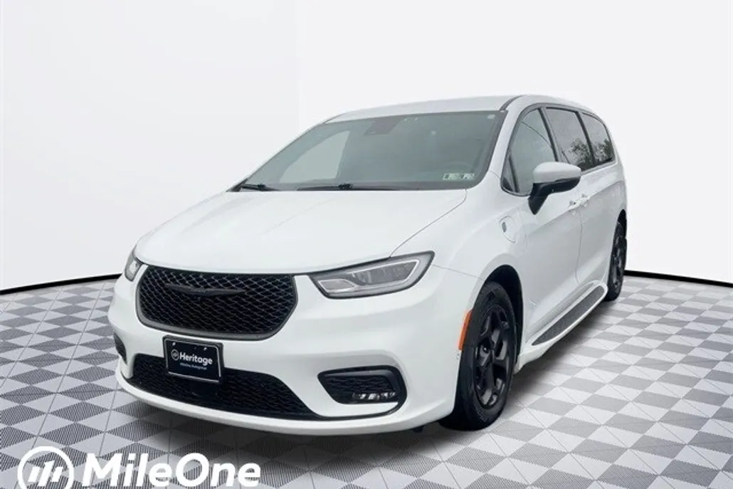2023 Chrysler Pacifica Hybrid Touring L photo 1