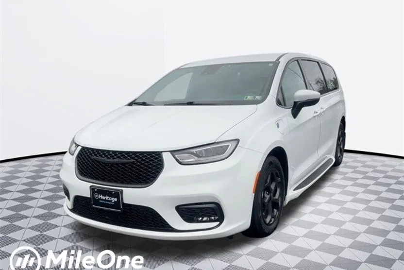 2023 Chrysler Pacifica Hybrid Touring L photo 1