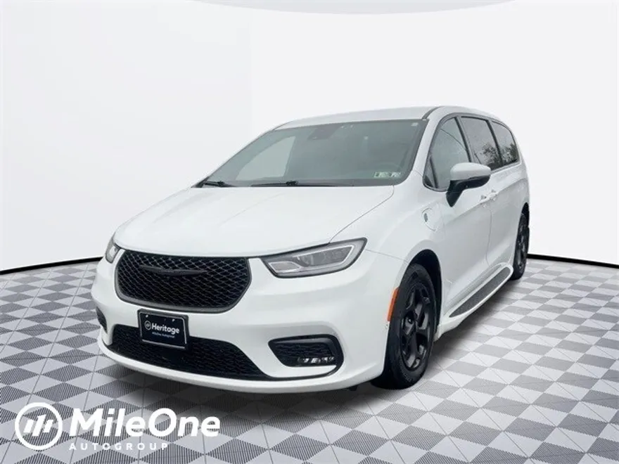 2023 Chrysler Pacifica Hybrid Touring L photo 1