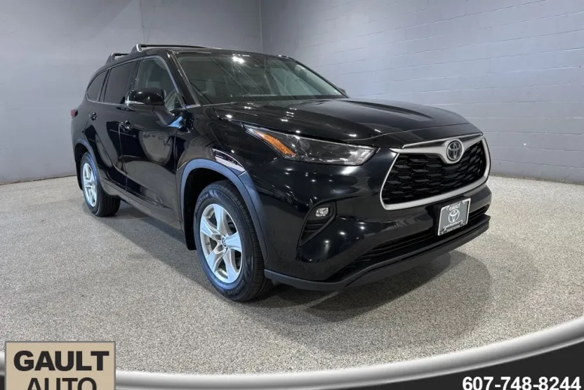 2022 Toyota Highlander LE photo 1
