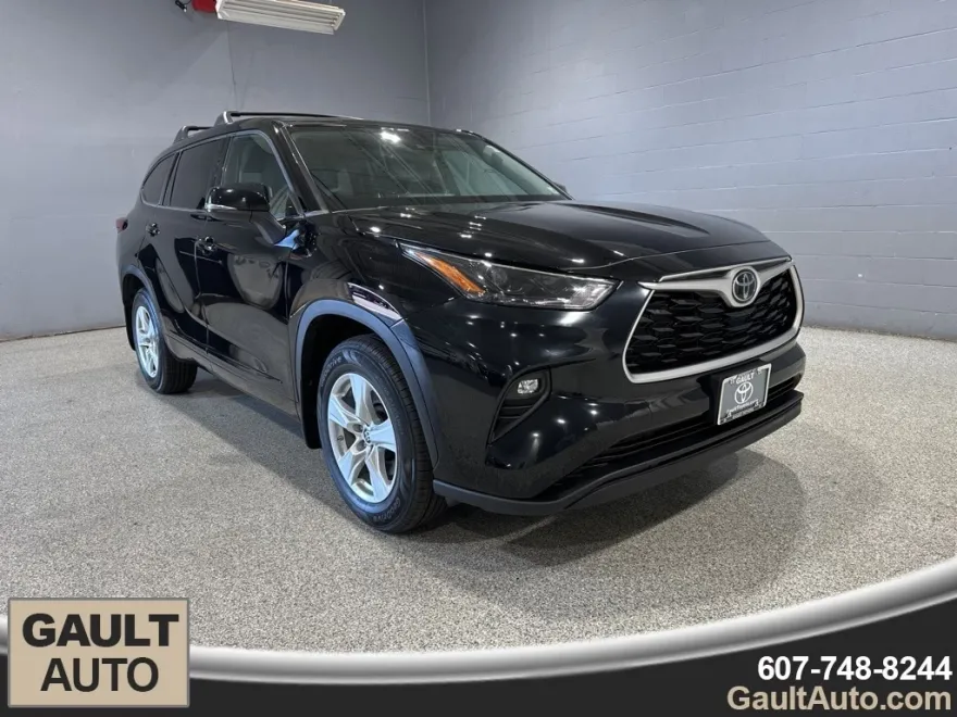 2022 Toyota Highlander LE photo 1