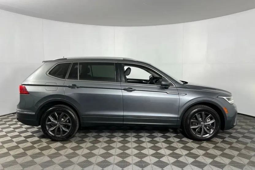 2022 Volkswagen Tiguan SE photo 1