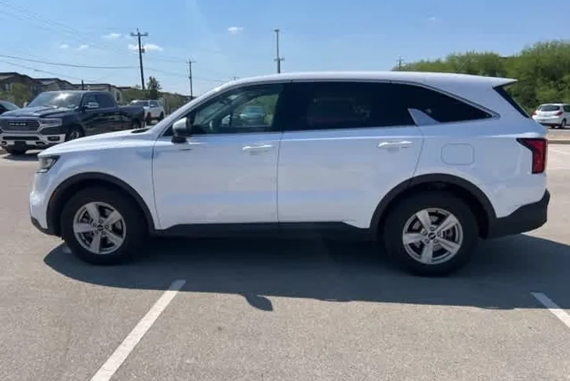 2023 Kia Sorento LX photo 1
