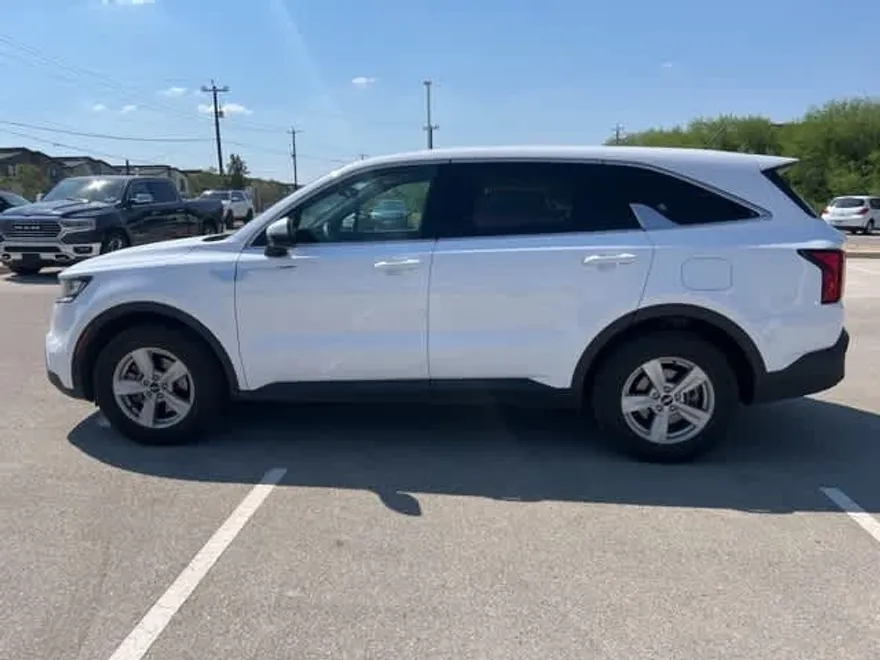 2023 Kia Sorento LX photo 1
