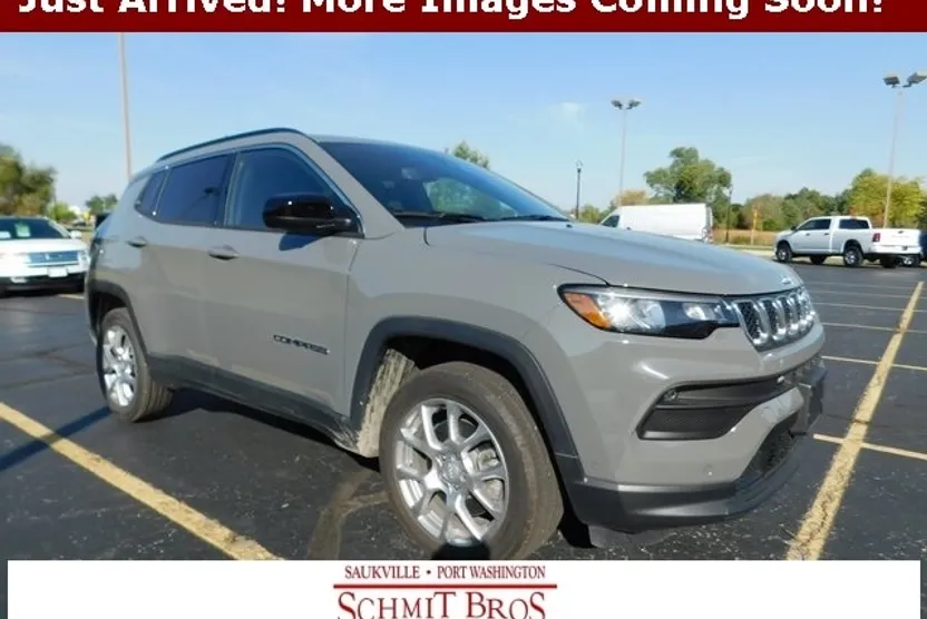 2023 Jeep Compass Latitude Lux photo 1