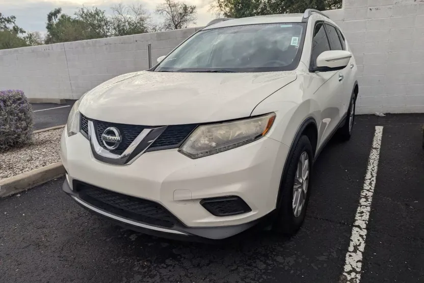 2015 Nissan Rogue SV photo 1