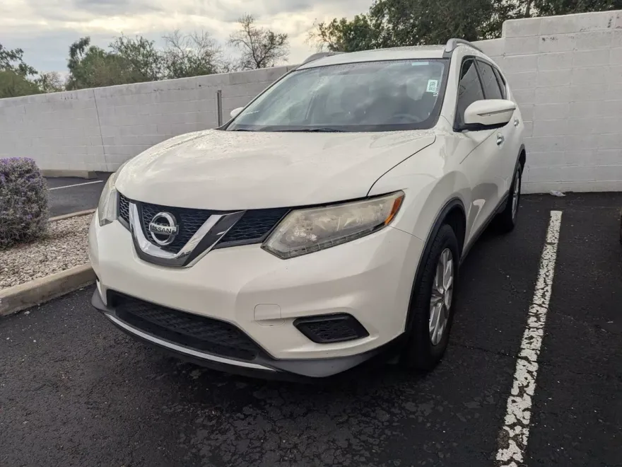 2015 Nissan Rogue SV photo 1