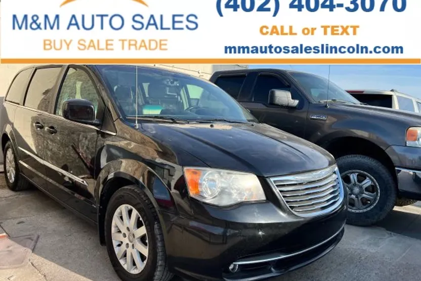 2013 Chrysler Town & Country Touring photo 1