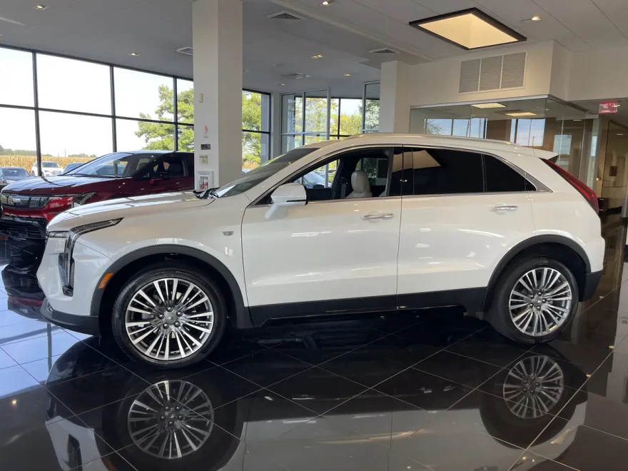 2024 Cadillac XT4 Premium Luxury photo 1