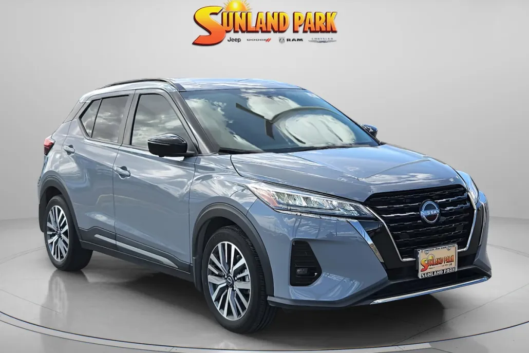 2023 Nissan Kicks SR photo 1