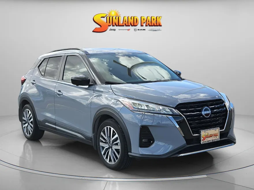 2023 Nissan Kicks SR photo 1