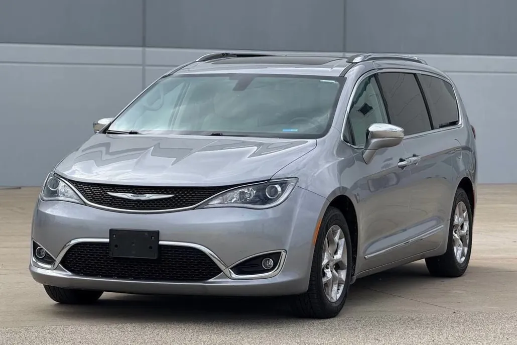 2017 Chrysler Pacifica Limited photo 1