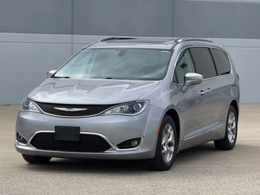 2017 Chrysler Pacifica Limited photo 1