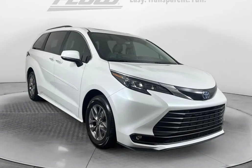 2025 Toyota Sienna XLE photo 1