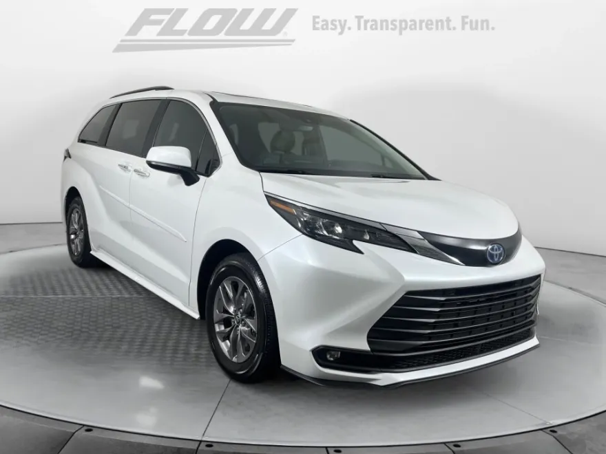 2025 Toyota Sienna XLE photo 1