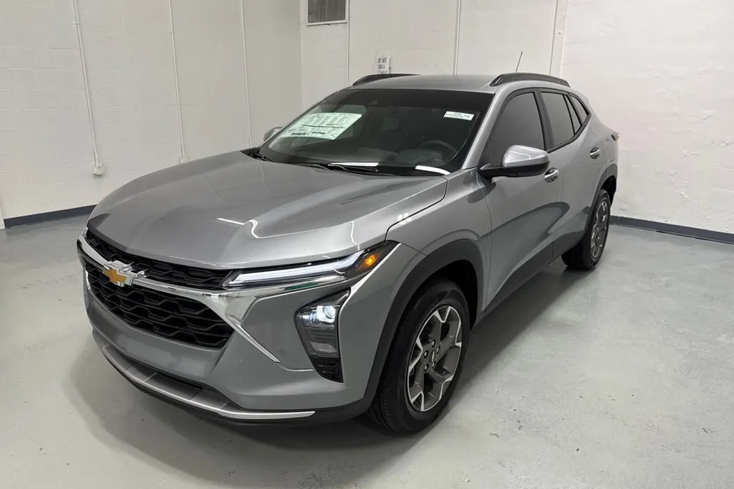 2025 Chevrolet Trax LT photo 1