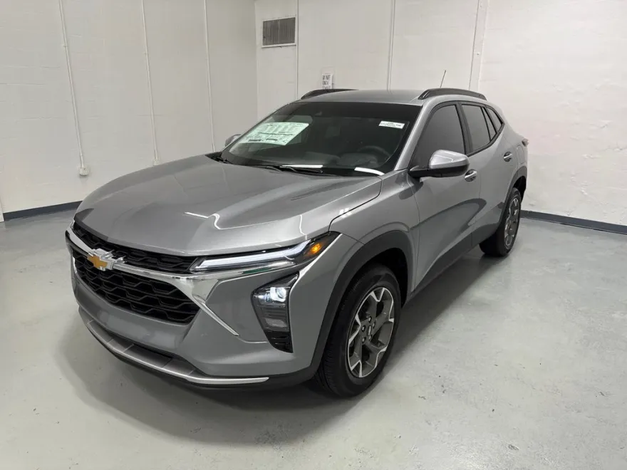 2025 Chevrolet Trax LT photo 1