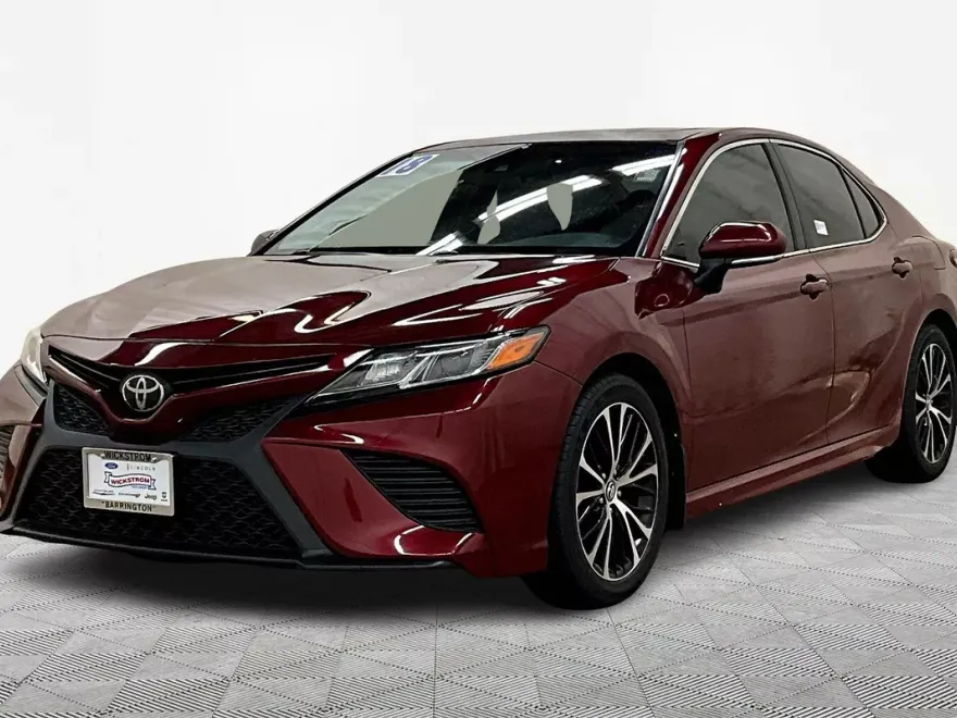 2018 Toyota Camry SE photo 1