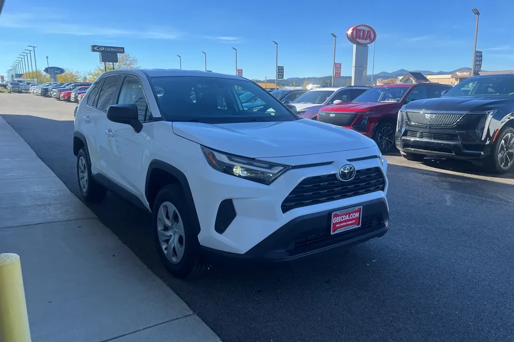 2024 Toyota RAV4 LE photo 1