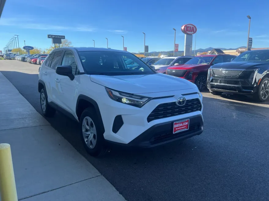2024 Toyota RAV4 LE photo 1