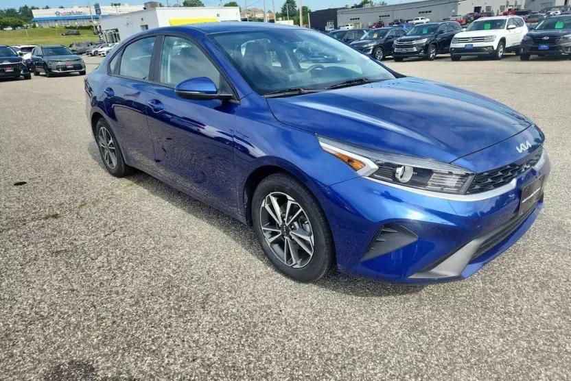 2023 Kia Forte LXS photo 1