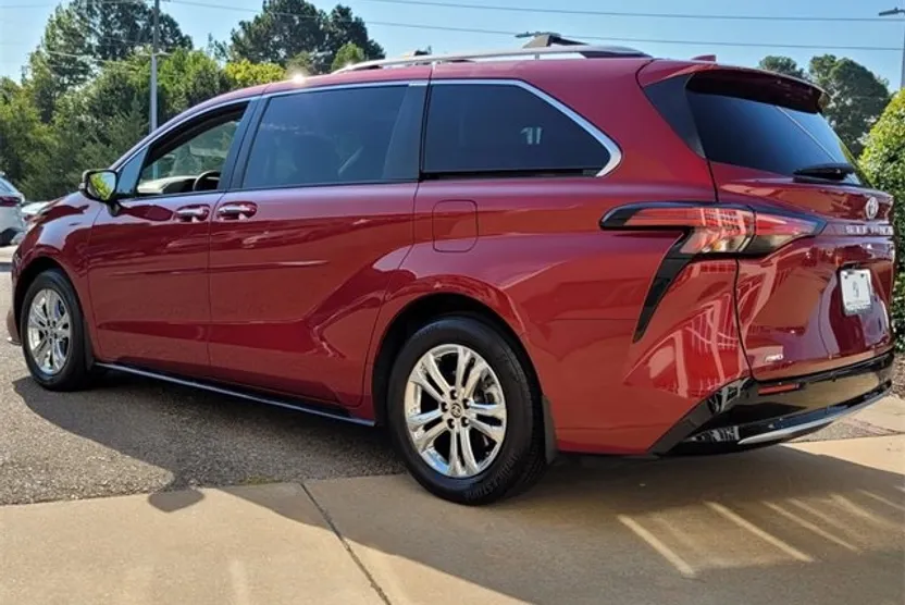 2023 Toyota Sienna Platinum photo 1