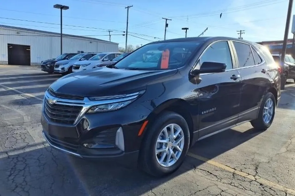 2023 Chevrolet Equinox LT photo 1