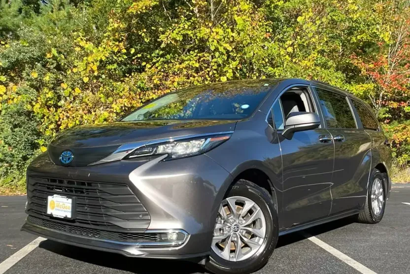 2023 Toyota Sienna XLE photo 1