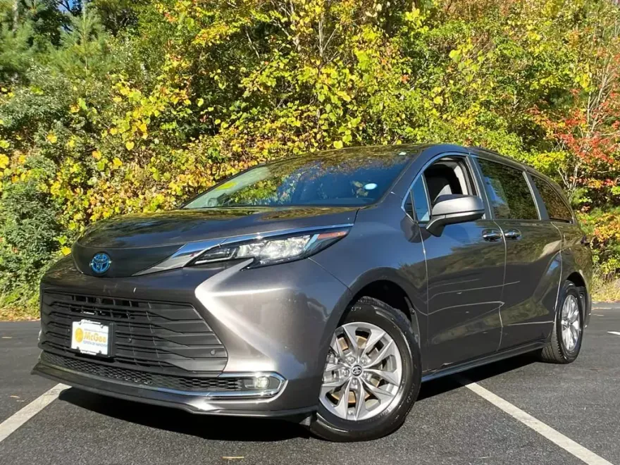 2023 Toyota Sienna XLE photo 1