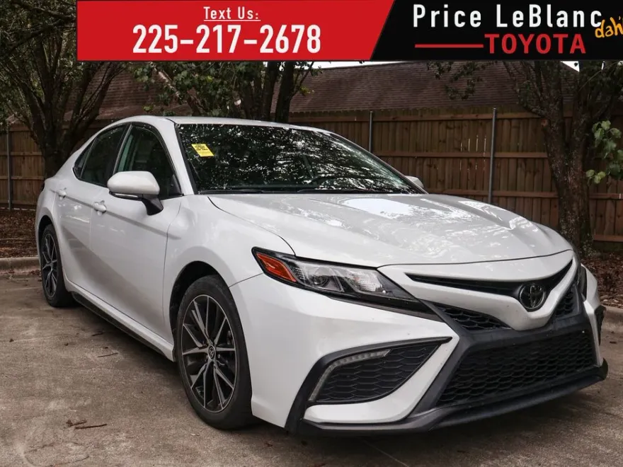 2022 Toyota Camry SE photo 1