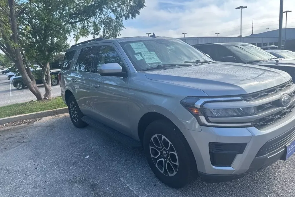 2024 Ford Expedition XLT photo 1