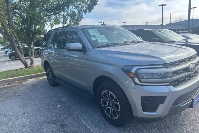 2024 Ford Expedition XLT photo 1
