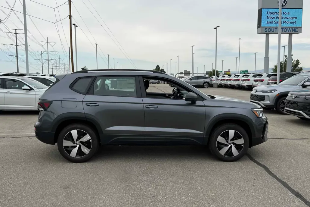 2025 Volkswagen Taos S photo 1