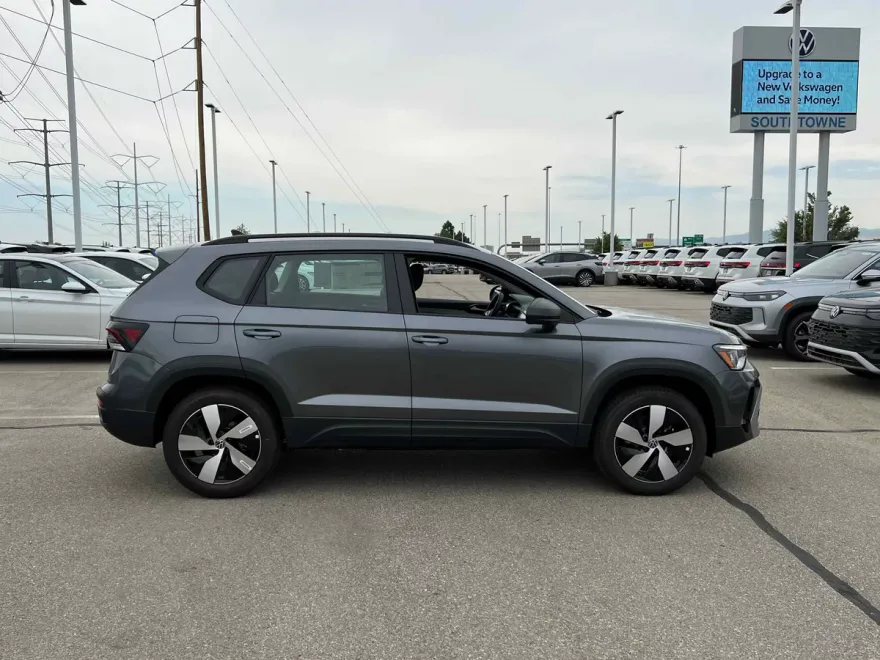 2025 Volkswagen Taos S photo 1