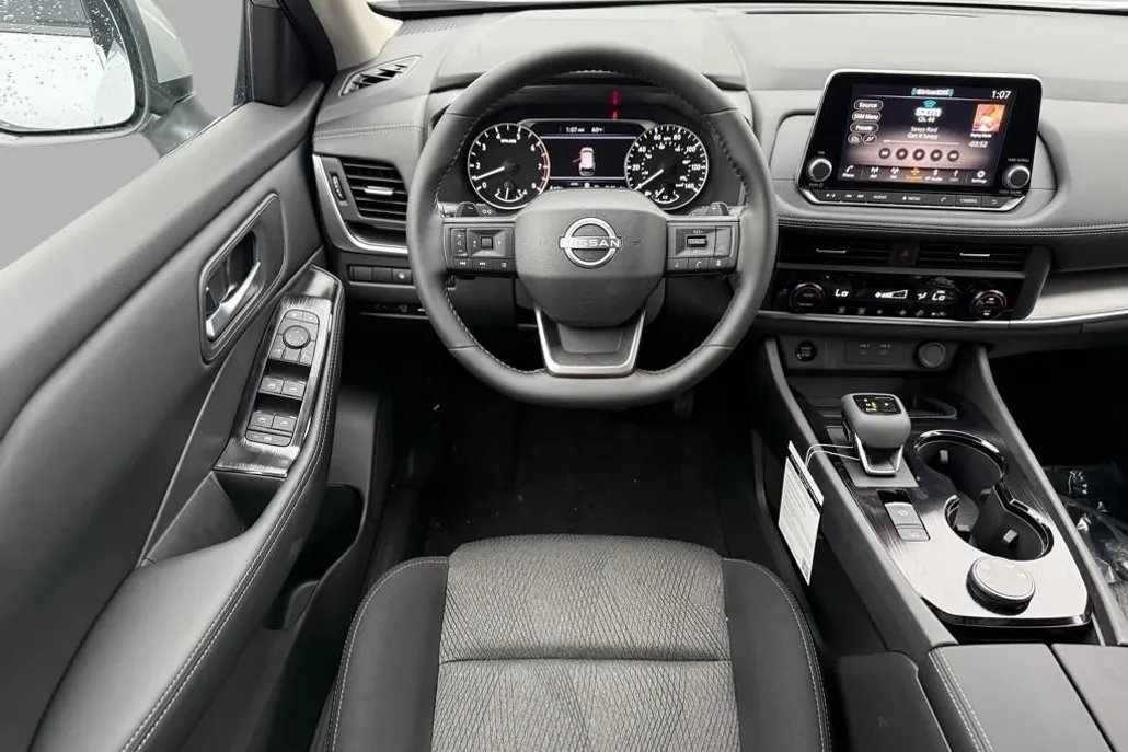 2025 Nissan Rogue SV photo 1