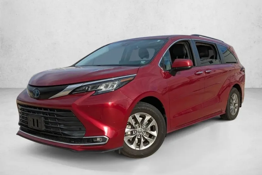 2022 Toyota Sienna XLE photo 1