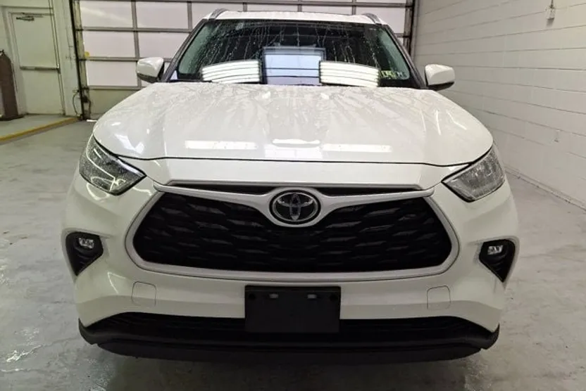 2020 Toyota Highlander XLE photo 1