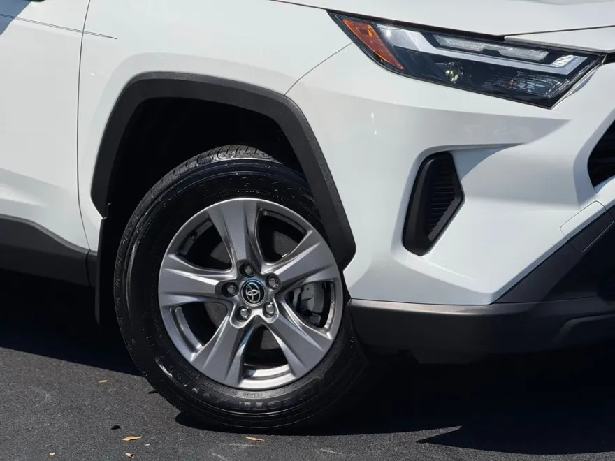 2024 Toyota RAV4 Hybrid LE photo 1