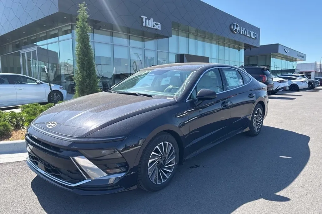 2025 Hyundai Sonata Hybrid SEL photo 1