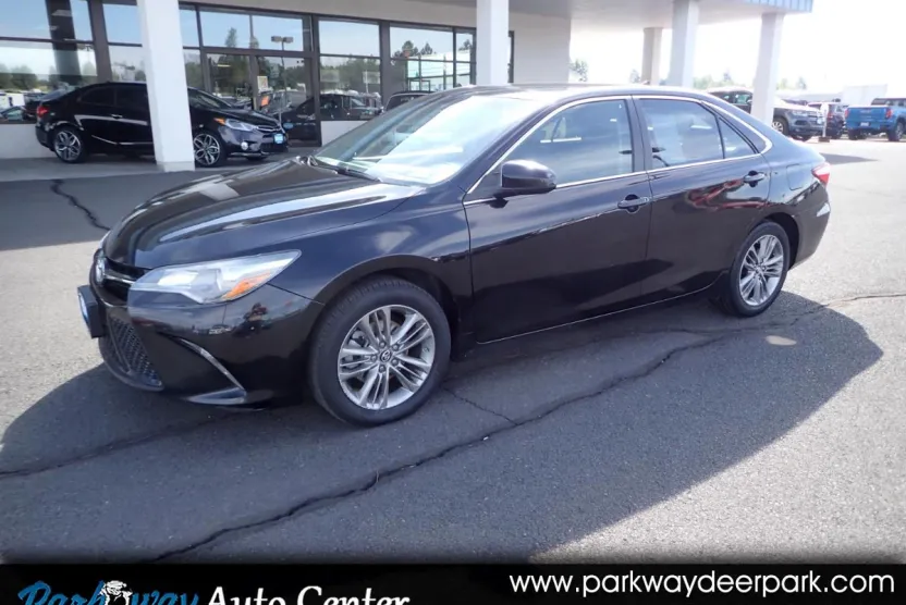 2017 Toyota Camry SE photo 1