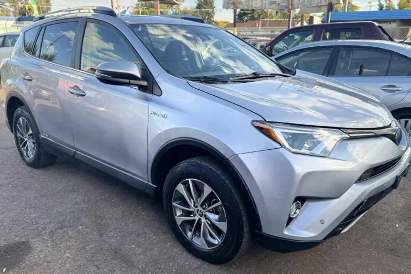 2017 Toyota RAV4 Hybrid XLE photo 1