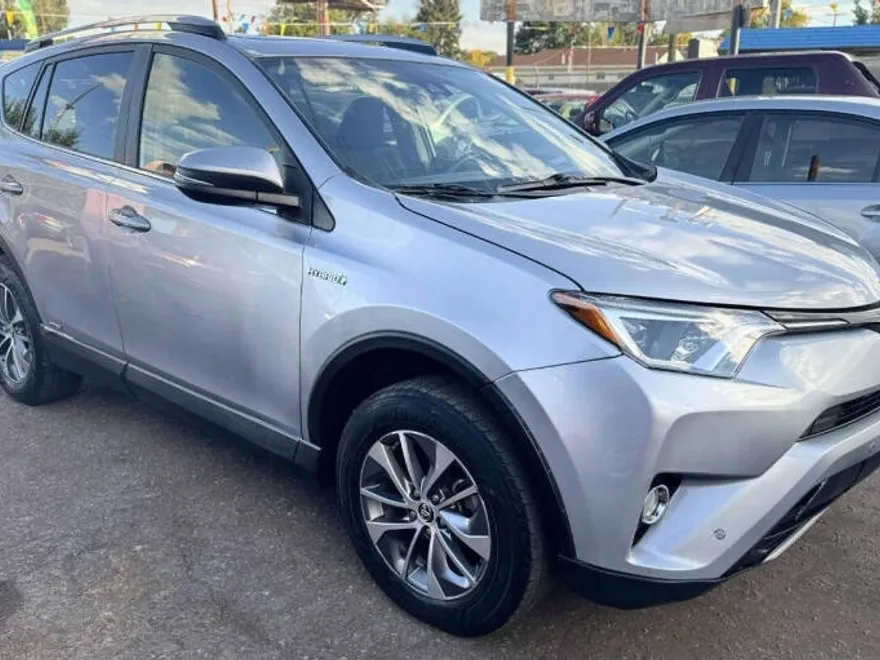 2017 Toyota RAV4 Hybrid XLE photo 1