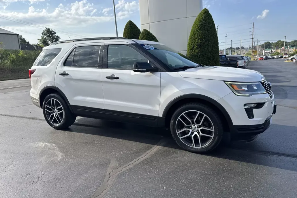2019 Ford Explorer Sport photo 1