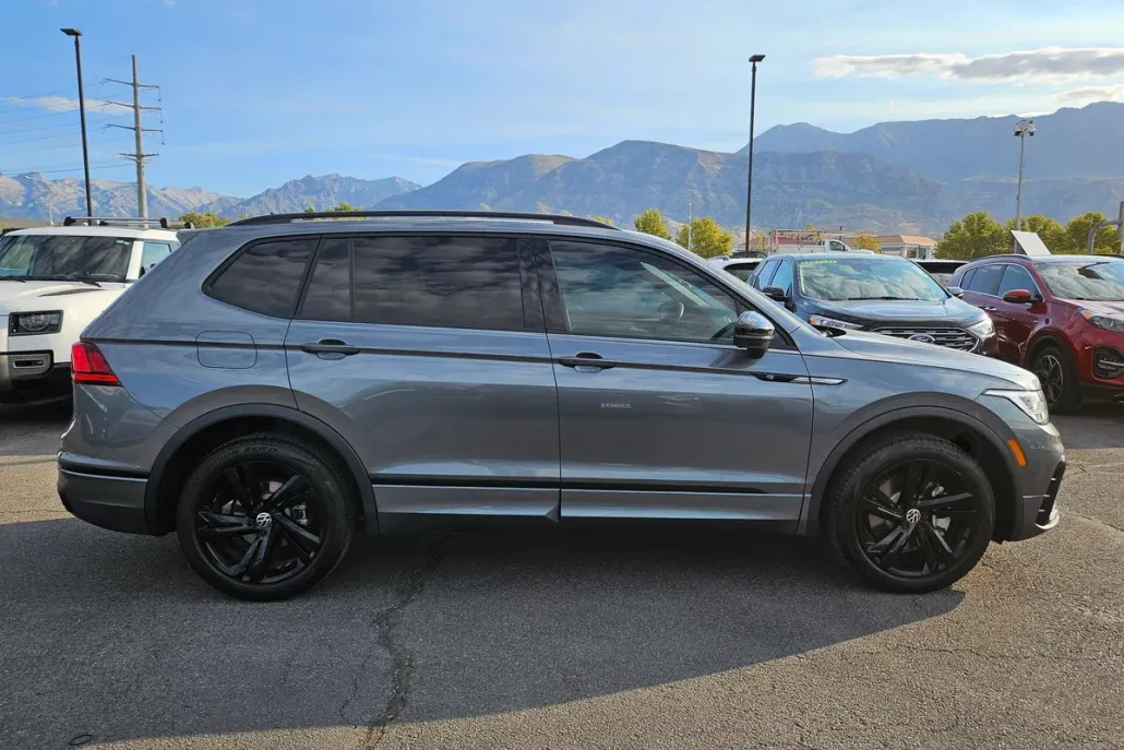 2023 Volkswagen Tiguan SE R-Line Black photo 1